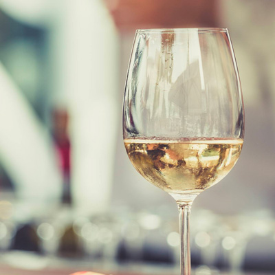 La zona di produzione del vino Lugana Doc si estende sulla sponda meridionale del Lago di Garda, nei comuni di Peschiera del Garda, Sirmione, Desenzano del Garda, Pozzolengo e Lonato. 